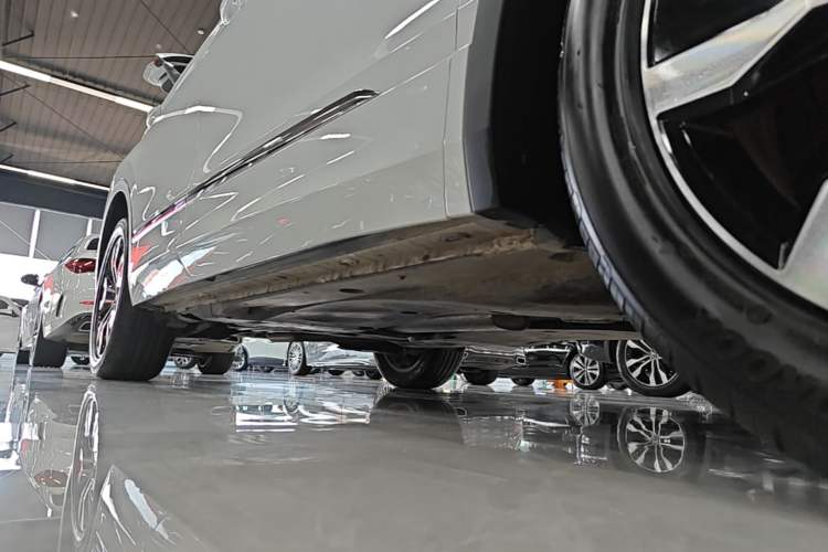 Used Volkswagen Tiguan L 2024 330TSI Automatic Two-Wheel Drive R-Line Enhanced Edition Right Side Sill