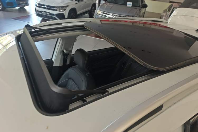 Used Volkswagen Tiguan L 2024 Outstanding Model 330TSI Automatic Two-Wheel Drive R-Line Dragon Glory Edition Roof