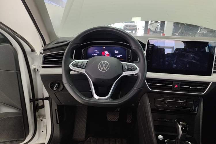 Used Volkswagen Tiguan L 2024 Outstanding Model 300TSI Automatic Two-Wheel Drive Longteng Edition Steering Wheel