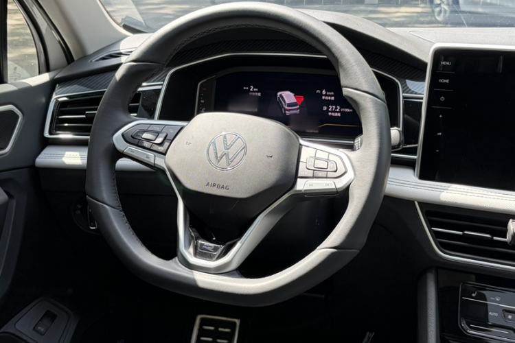 Used Volkswagen Tiguan L 2024 Outstanding Model 330TSI Automatic Two-Wheel Drive R-Line Dragon Glory Edition Steering Wheel