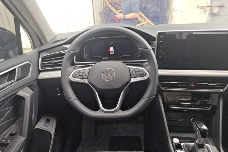 Used Volkswagen Tiguan L 2024 Outstanding Model 300TSI Automatic Two-Wheel Drive Longteng Edition Steering Wheel