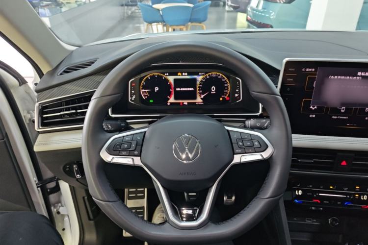 Used Volkswagen Tiguan L 2024 Outstanding Model 330TSI Automatic Two-Wheel Drive R-Line Dragon Glory Edition Steering Wheel