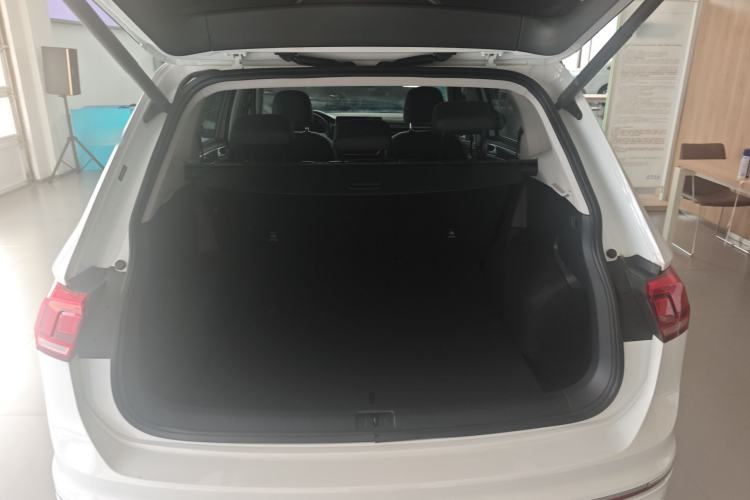 Used Volkswagen Tiguan L 2024 Outstanding Model 330TSI Automatic Two-Wheel Drive R-Line Dragon Glory Edition Trunk