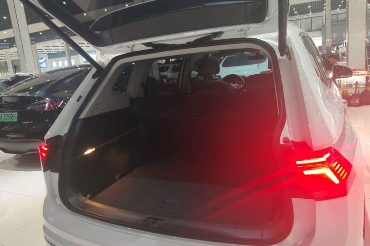 Used Volkswagen Tiguan L 2024 330TSI Automatic Two-Wheel Drive R-Line Enhanced Edition Trunk