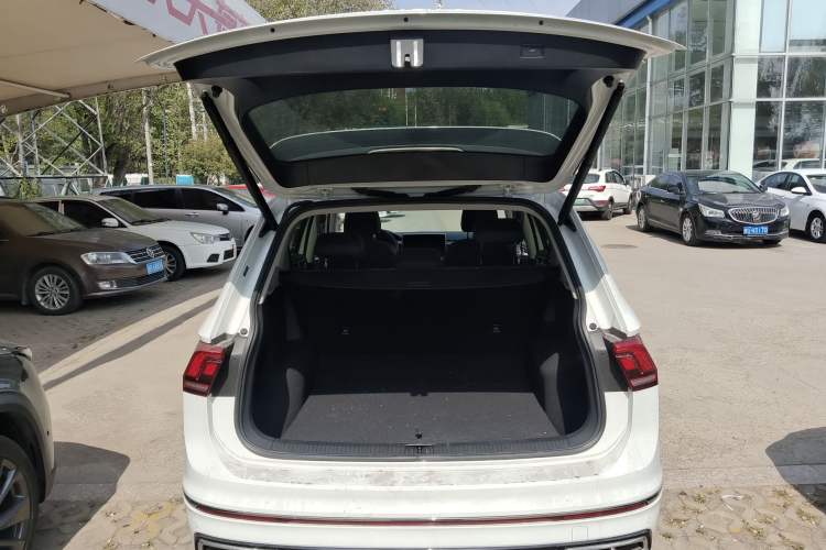 Used Volkswagen Tiguan L 2024 Outstanding Model 330TSI Automatic Two-Wheel Drive R-Line Dragon Glory Edition Trunk