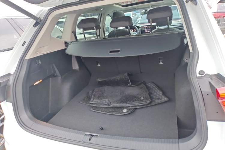 Used Volkswagen Tiguan L 2024 Outstanding Model 330TSI Automatic Two-Wheel Drive R-Line Dragon Glory Edition Trunk