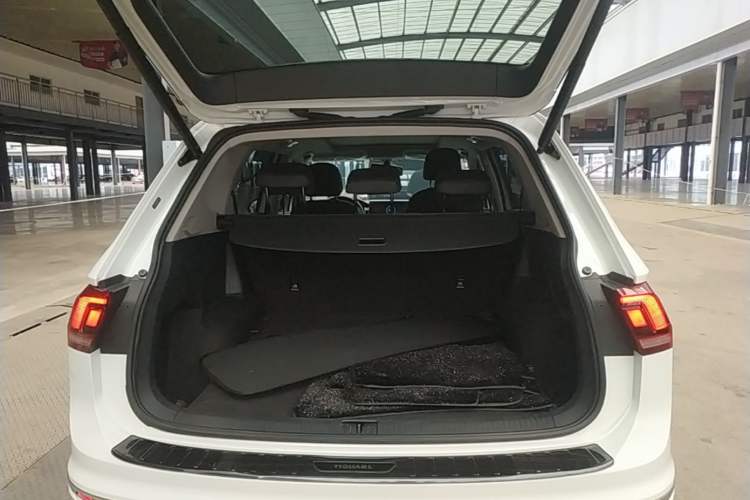 Used Volkswagen Tiguan L 2024 300TSI Automatic Two-Wheel Drive Smart Edition Trunk