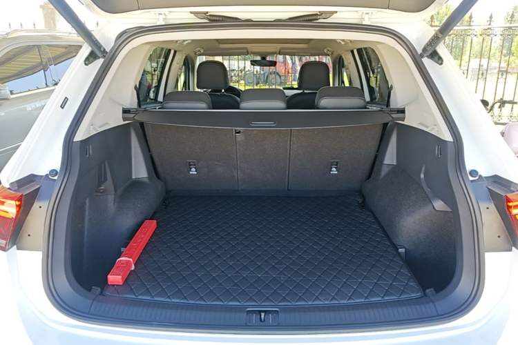 Used Volkswagen Tiguan L 2024 330TSI Automatic Two-Wheel Drive R-Line Enhanced Edition Trunk