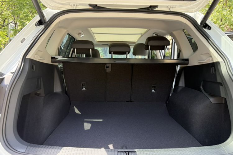 Used Volkswagen Tiguan L 2024 Outstanding Model 330TSI Automatic Two-Wheel Drive R-Line Dragon Glory Edition Trunk