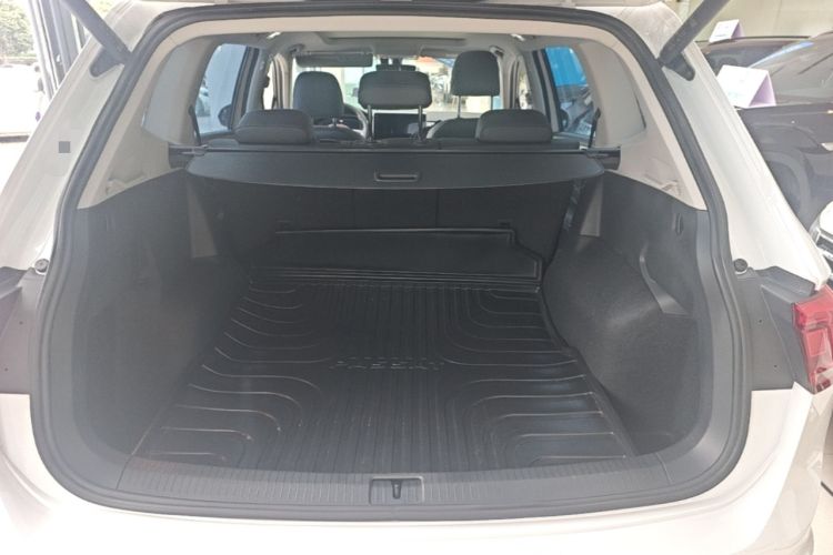 Used Volkswagen Tiguan L 2024 Outstanding Model 330TSI Automatic Two-Wheel Drive R-Line Dragon Glory Edition Trunk