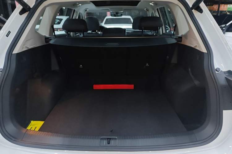 Used Volkswagen Tiguan L 2024 Outstanding Model 330TSI Automatic Two-Wheel Drive R-Line Dragon Glory Edition Trunk