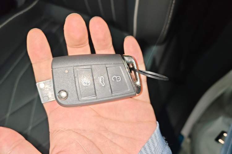 Used Volkswagen Tiguan L 2024 Outstanding Model 300TSI Automatic Two-Wheel Drive Longteng Edition Vehicle Key