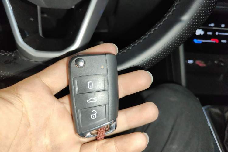 Used Volkswagen Tiguan L 2024 Outstanding Model 300TSI Automatic Two-Wheel Drive Longteng Edition Vehicle Key