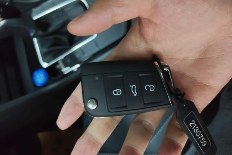 Used Volkswagen Tiguan L 2024 Outstanding Model 300TSI Automatic Two-Wheel Drive Longteng Edition Vehicle Key