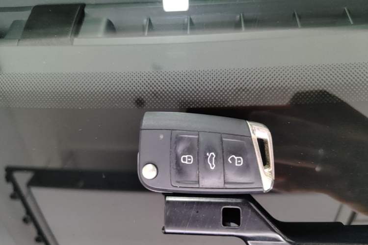 Used Volkswagen Tiguan L 2024 Outstanding Model 300TSI Automatic Two-Wheel Drive Longteng Edition Vehicle Key