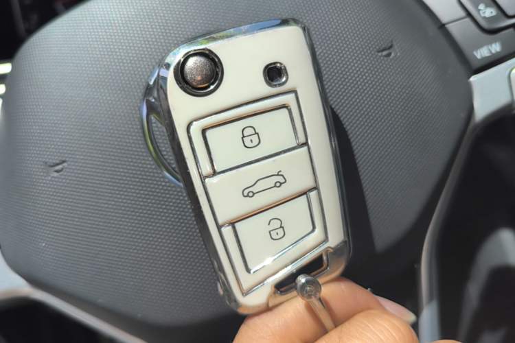 Used Volkswagen Tiguan L 2024 Outstanding Model 300TSI Automatic Two-Wheel Drive Longteng Edition Vehicle Key