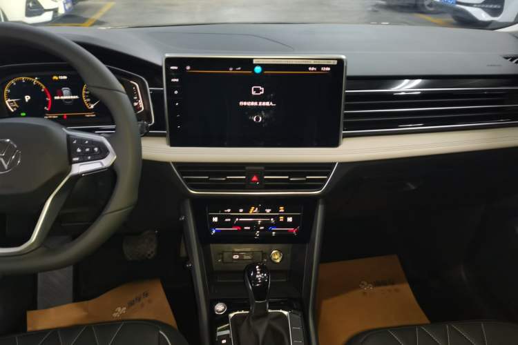 Used Volkswagen Tiguan L 2025 Model, Outstanding Version, 300TSI Automatic Two-Wheel Drive Longteng Edition Audio And AC Panel