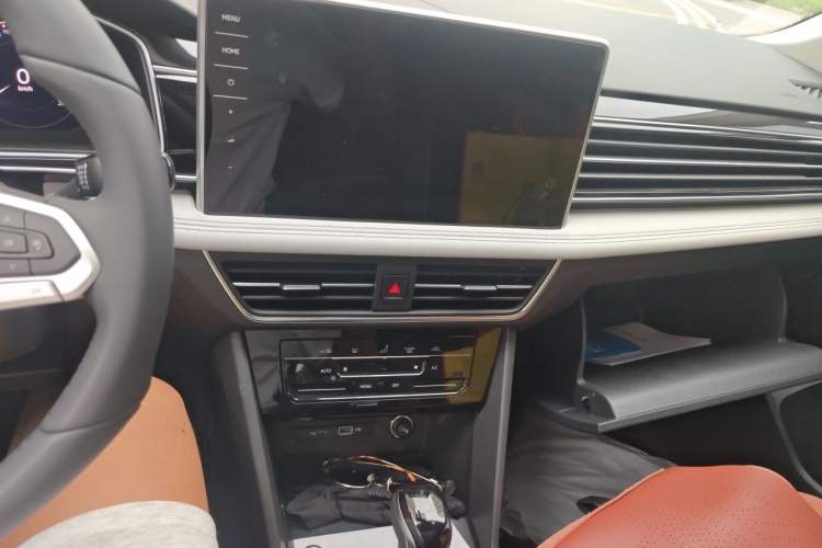 Used Volkswagen Tiguan L 2025 Model, Outstanding Version, 300TSI Automatic Two-Wheel Drive Longteng Edition Audio And AC Panel