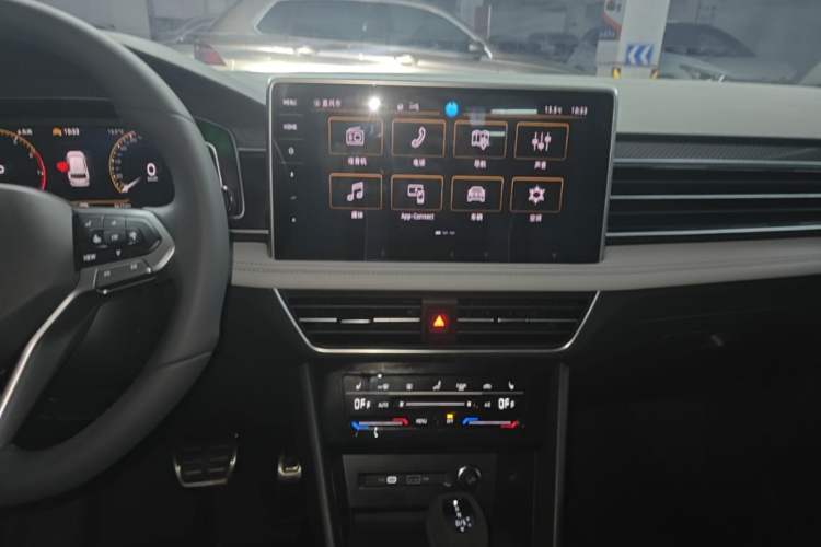 Used Volkswagen Tiguan L 2025 Model Outstanding Version 330TSI Automatic Two-Wheel Drive R-Line Longyao Edition Audio And AC Panel