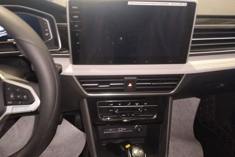 Used Volkswagen Tiguan L 2025 Model, Outstanding Version, 300TSI Automatic Two-Wheel Drive Longteng Edition Audio And AC Panel