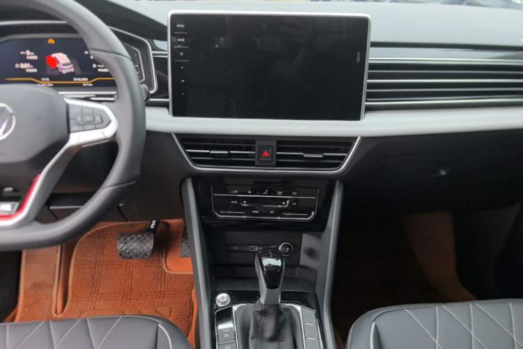 Used Volkswagen Tiguan L 2025 Model, Outstanding Version, 300TSI Automatic Two-Wheel Drive Longteng Edition Audio And AC Panel