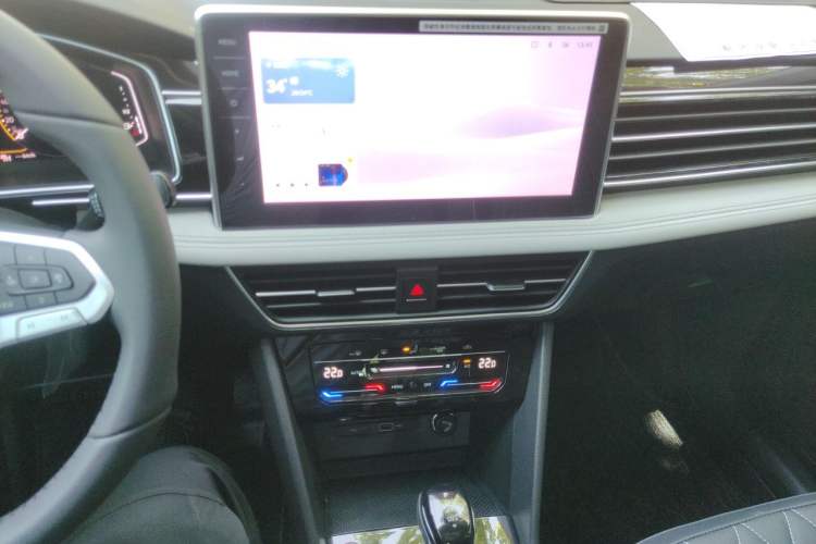 Used Volkswagen Tiguan L 2025 Model, Outstanding Version, 300TSI Automatic Two-Wheel Drive Longteng Edition Audio And AC Panel