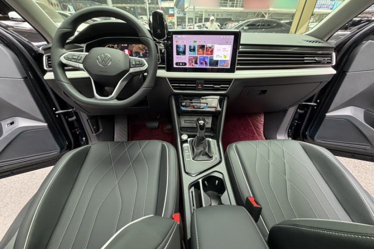 Used Volkswagen Tiguan L 2025 Model, Outstanding Version, 300TSI Automatic Two-Wheel Drive Longteng Edition Audio And AC Panel