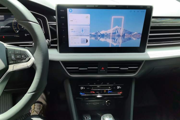 Used Volkswagen Tiguan L 2025 Model, Outstanding Version, 300TSI Automatic Two-Wheel Drive Longteng Edition Audio And AC Panel