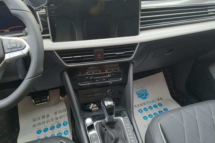 Used Volkswagen Tiguan L 2025 Model Outstanding Version 330TSI Automatic Two-Wheel Drive R-Line Longyao Edition Audio And AC Panel