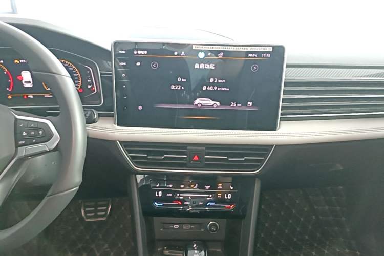 Used Volkswagen Tiguan L 2025 Model Outstanding Version 330TSI Automatic Two-Wheel Drive R-Line Longyao Edition Audio And AC Panel