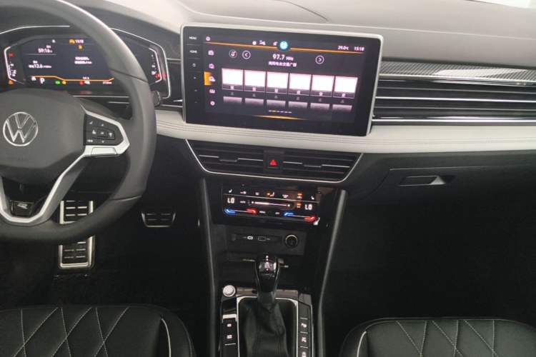 Used Volkswagen Tiguan L 2025 Model Outstanding Version 330TSI Automatic Two-Wheel Drive R-Line Longyao Edition Audio And AC Panel