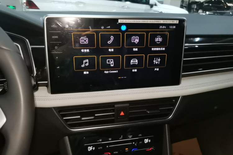 Used Volkswagen Tiguan L 2025 Model, Outstanding Version, 300TSI Automatic Two-Wheel Drive Longteng Edition Audio And AC Panel