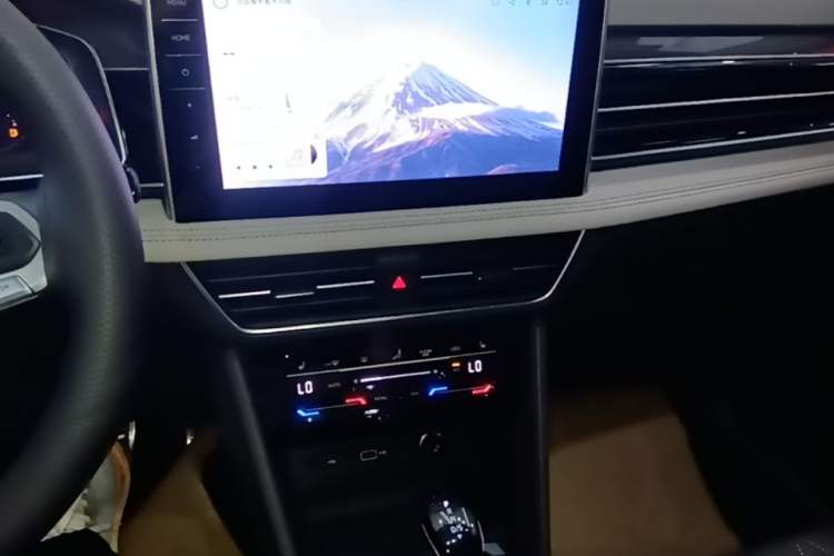 Used Volkswagen Tiguan L 2025 Model Outstanding Version 330TSI Automatic Two-Wheel Drive R-Line Longyao Edition Audio And AC Panel