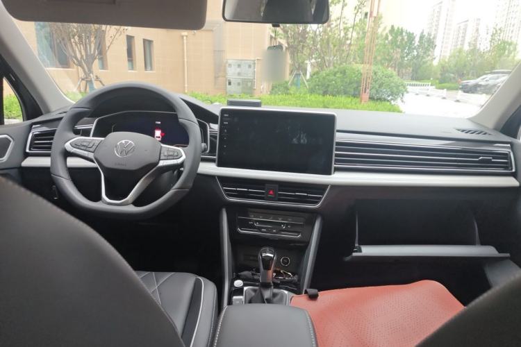 Used Volkswagen Tiguan L 2025 Model, Outstanding Version, 300TSI Automatic Two-Wheel Drive Longteng Edition Center Console
