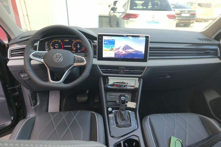 Used Volkswagen Tiguan L 2025 Model, Outstanding Version, 300TSI Automatic Two-Wheel Drive Longteng Edition Center Console