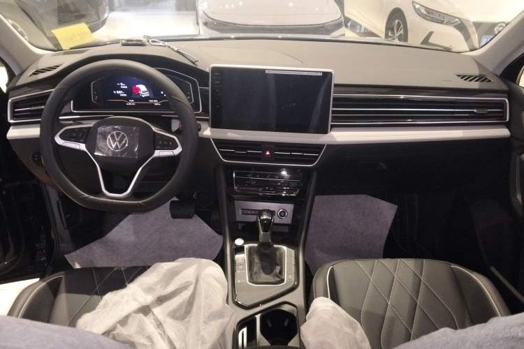 Used Volkswagen Tiguan L 2025 Model, Outstanding Version, 300TSI Automatic Two-Wheel Drive Longteng Edition Center Console