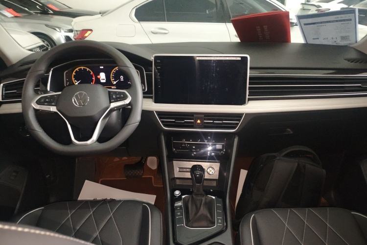 Used Volkswagen Tiguan L 2025 Model, Outstanding Version, 300TSI Automatic Two-Wheel Drive Longteng Edition Center Console