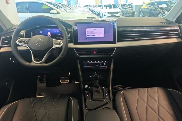 Used Volkswagen Tiguan L 2025 Model Outstanding Version 330TSI Automatic Two-Wheel Drive R-Line Longyao Edition Center Console