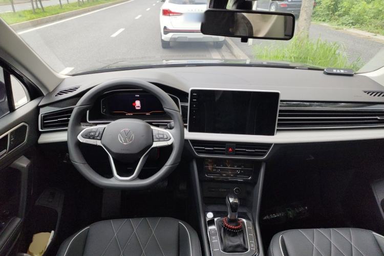 Used Volkswagen Tiguan L 2025 Model, Outstanding Version, 300TSI Automatic Two-Wheel Drive Longteng Edition Center Console