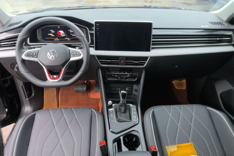 Used Volkswagen Tiguan L 2025 Model, Outstanding Version, 300TSI Automatic Two-Wheel Drive Longteng Edition Center Console
