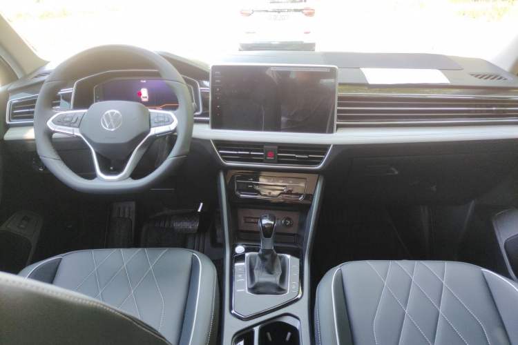 Used Volkswagen Tiguan L 2025 Model, Outstanding Version, 300TSI Automatic Two-Wheel Drive Longteng Edition Center Console