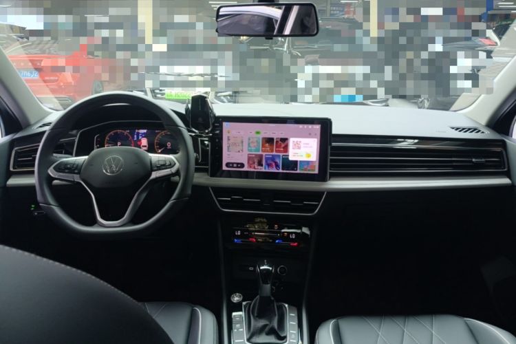 Used Volkswagen Tiguan L 2025 Model, Outstanding Version, 300TSI Automatic Two-Wheel Drive Longteng Edition Center Console