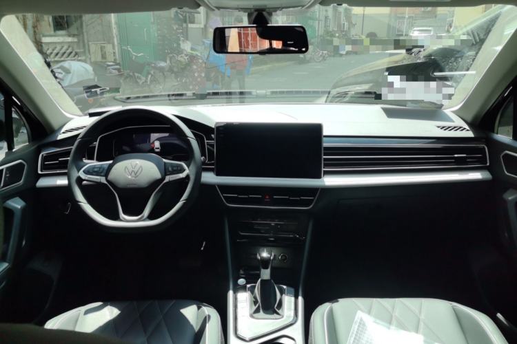 Used Volkswagen Tiguan L 2025 Model, Outstanding Version, 300TSI Automatic Two-Wheel Drive Longteng Edition Center Console