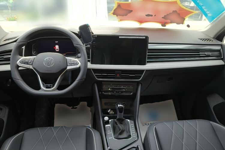 Used Volkswagen Tiguan L 2025 Model Outstanding Version 330TSI Automatic Two-Wheel Drive R-Line Longyao Edition Center Console