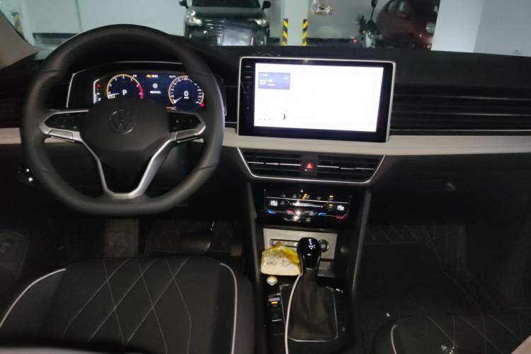 Used Volkswagen Tiguan L 2025 Model, Outstanding Version, 300TSI Automatic Two-Wheel Drive Longteng Edition Center Console