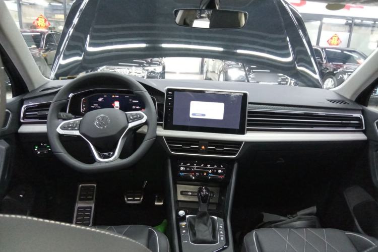 Used Volkswagen Tiguan L 2025 Model Outstanding Version 330TSI Automatic Two-Wheel Drive R-Line Longyao Edition Center Console