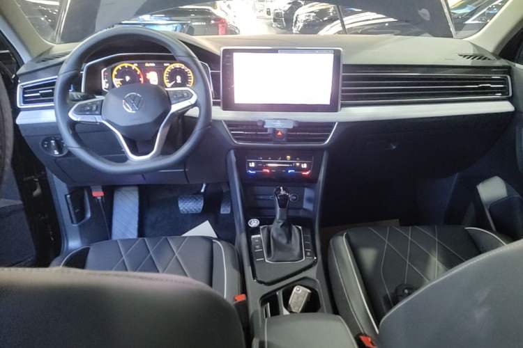 Used Volkswagen Tiguan L 2025 Model, Outstanding Version, 300TSI Automatic Two-Wheel Drive Longteng Edition Center Console
