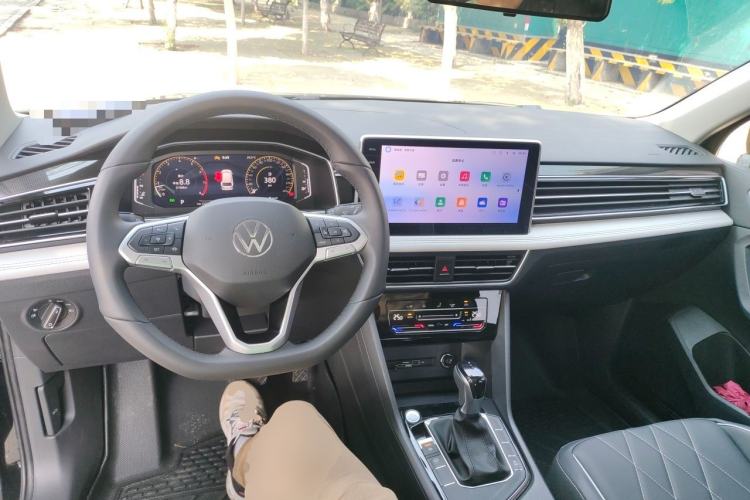Used Volkswagen Tiguan L 2025 Model, Outstanding Version, 300TSI Automatic Two-Wheel Drive Longteng Edition Center Console