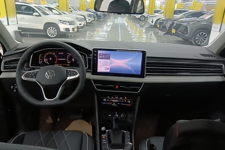 Used Volkswagen Tiguan L 2025 Model, Outstanding Version, 300TSI Automatic Two-Wheel Drive Longteng Edition Center Console