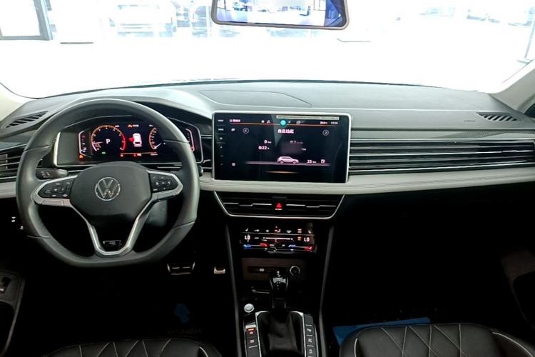 Used Volkswagen Tiguan L 2025 Model Outstanding Version 330TSI Automatic Two-Wheel Drive R-Line Longyao Edition Center Console